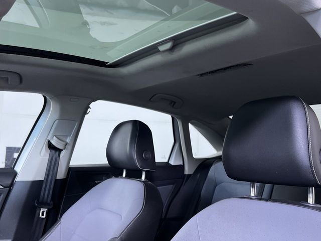 Used 2025 Volkswagen Jetta SE w/ Sunroof Package image 21