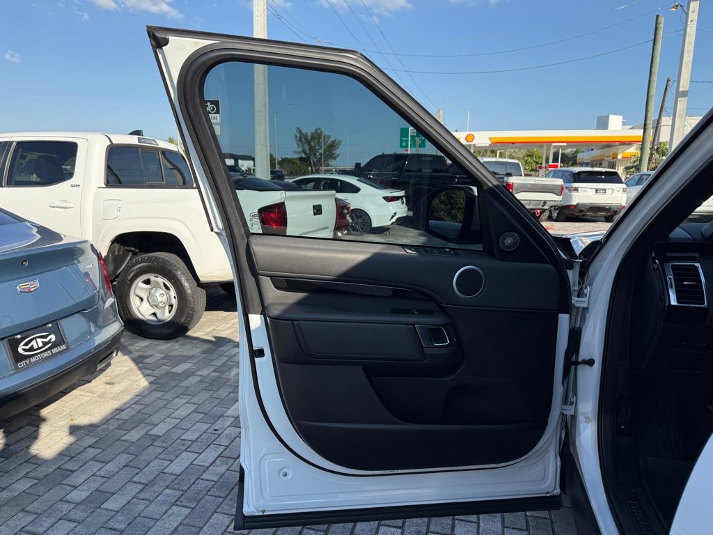 Used 2019 Land Rover Discovery SE image 12