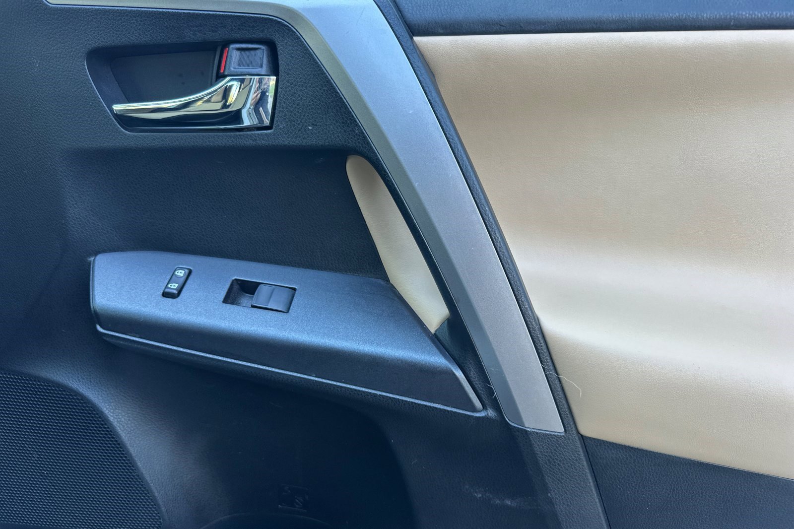 Used 2016 Toyota RAV4 XLE image 21