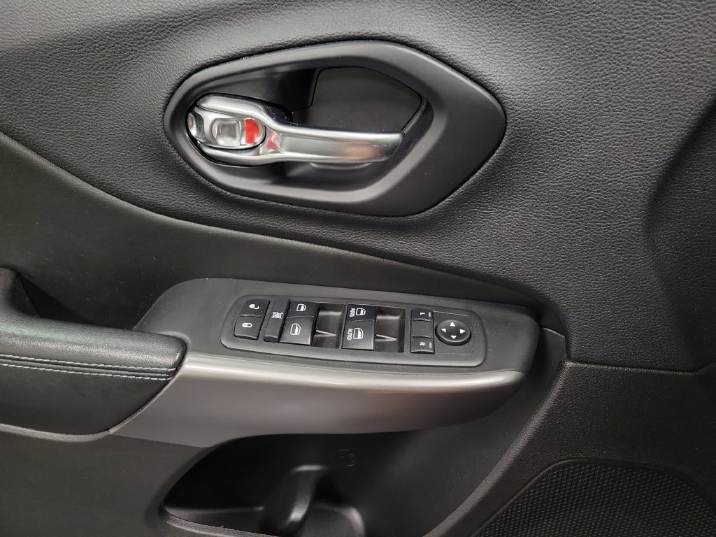 Used 2019 Jeep Cherokee Latitude Plus w/ Cold Weather Group AWD/4WD image 30
