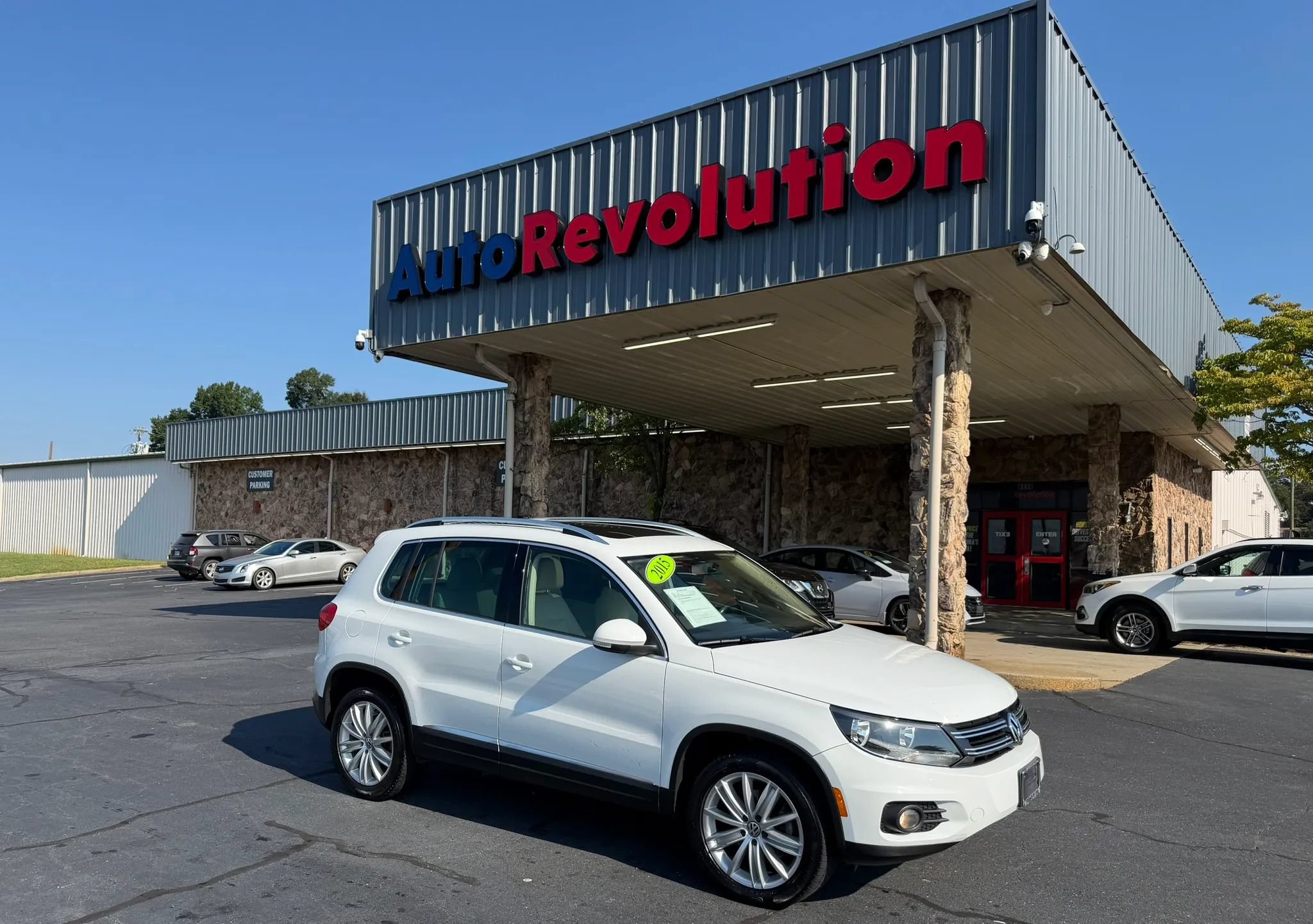 Used 2015 Volkswagen Tiguan SE FWD image 1