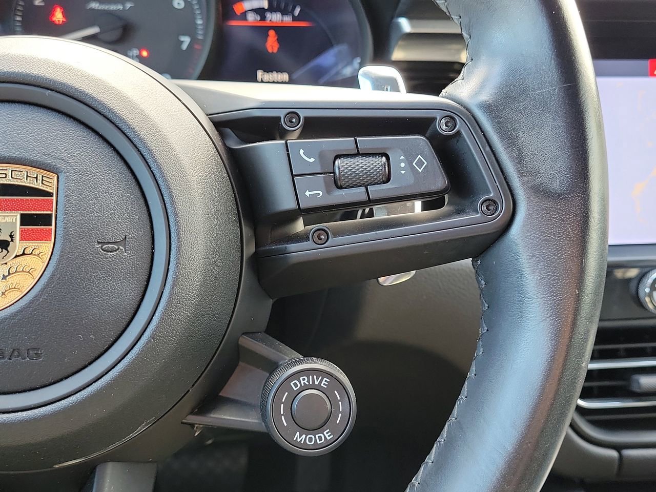 Used 2023 Porsche Macan Turbo image 30