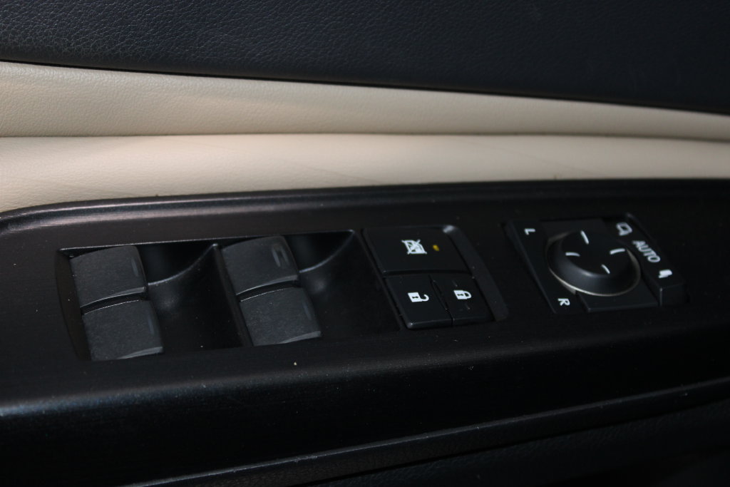Used 2020 Lexus ES 300h w/ Accessory Package FWD image 27