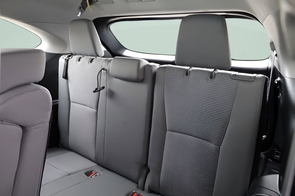 Used 2023 Toyota Highlander LE AWD/4WD image 23