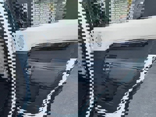 Used 2017 Land Rover Discovery SE image 31