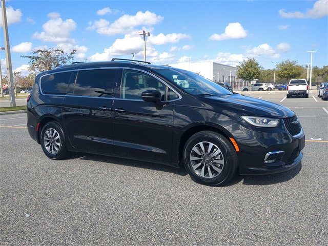 Used 2021 Chrysler Pacifica Touring-L image 2