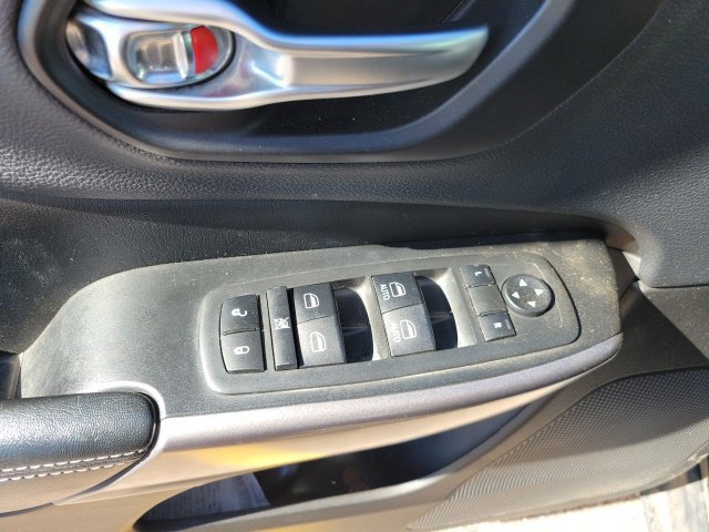 Used 2019 Jeep Cherokee Latitude Plus w/ Comfort/Convenience Group AWD/4WD image 11