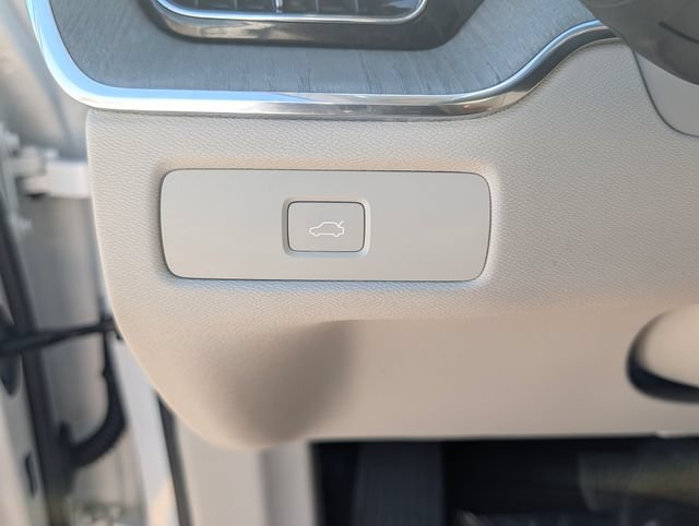 Used 2023 Volvo XC60 B5 Plus AWD/4WD image 35
