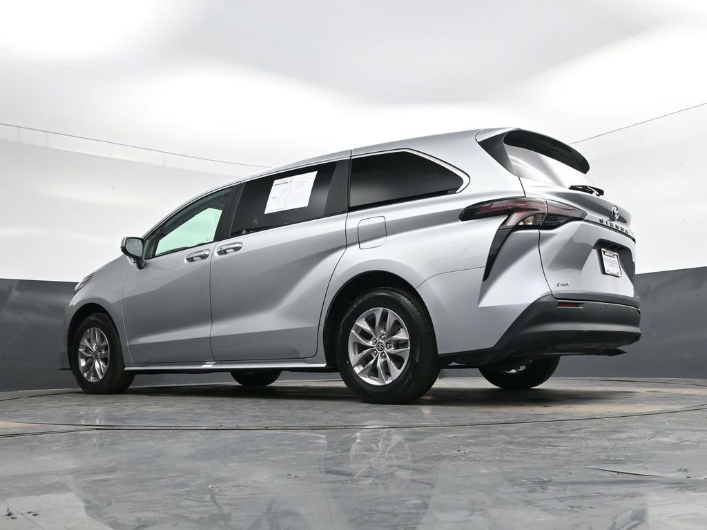 Used 2025 Toyota Sienna XLE image 40