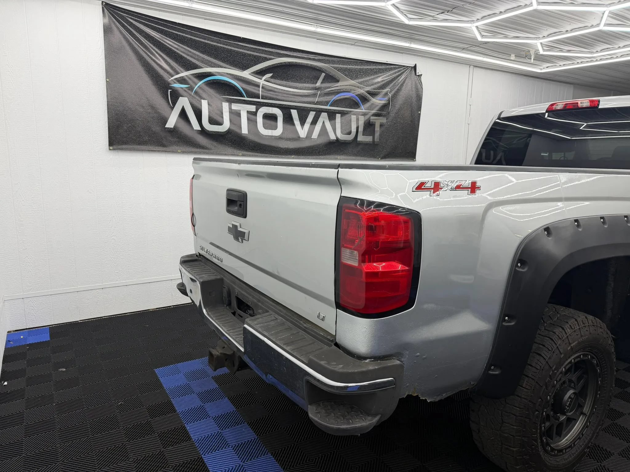 Used 2015 Chevrolet Silverado 2500 LT w/ LT Convenience Package AWD/4WD image 2