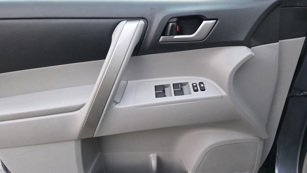 Used 2012 Toyota Highlander SE w/ Tow Pkg image 27