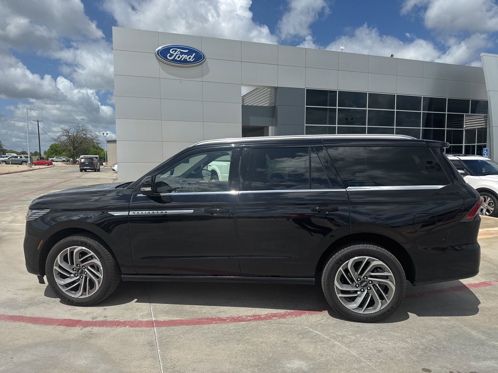 Used 2025 Lincoln Navigator Reserve image 8