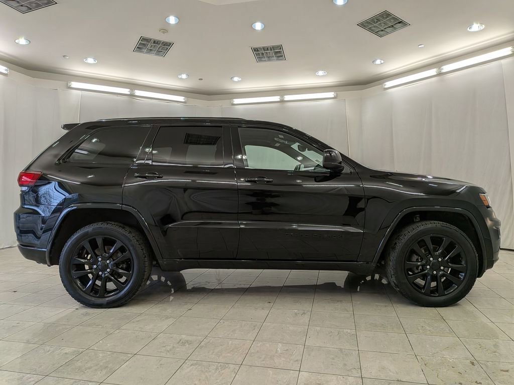 Used 2017 Jeep Grand Cherokee Altitude image 11