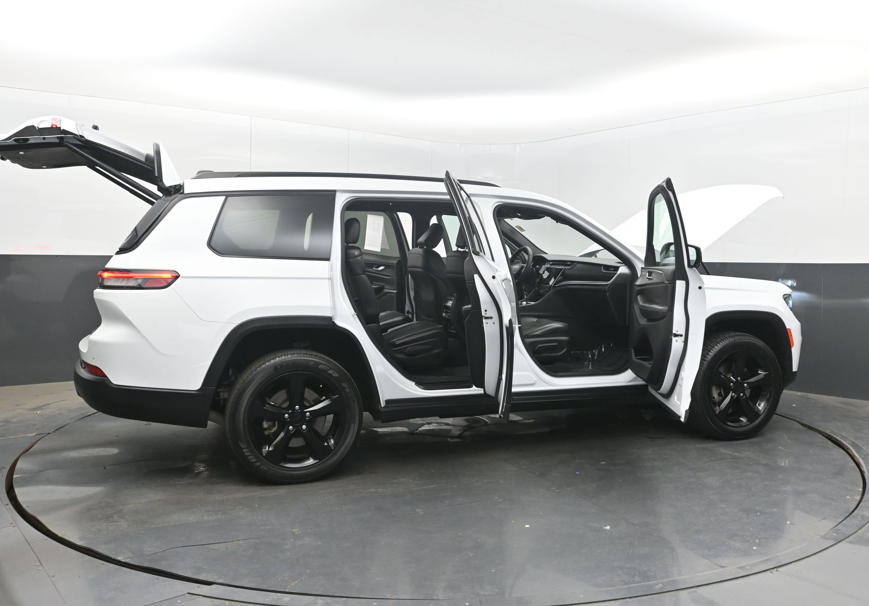 Used 2024 Jeep Grand Cherokee L Laredo image 41