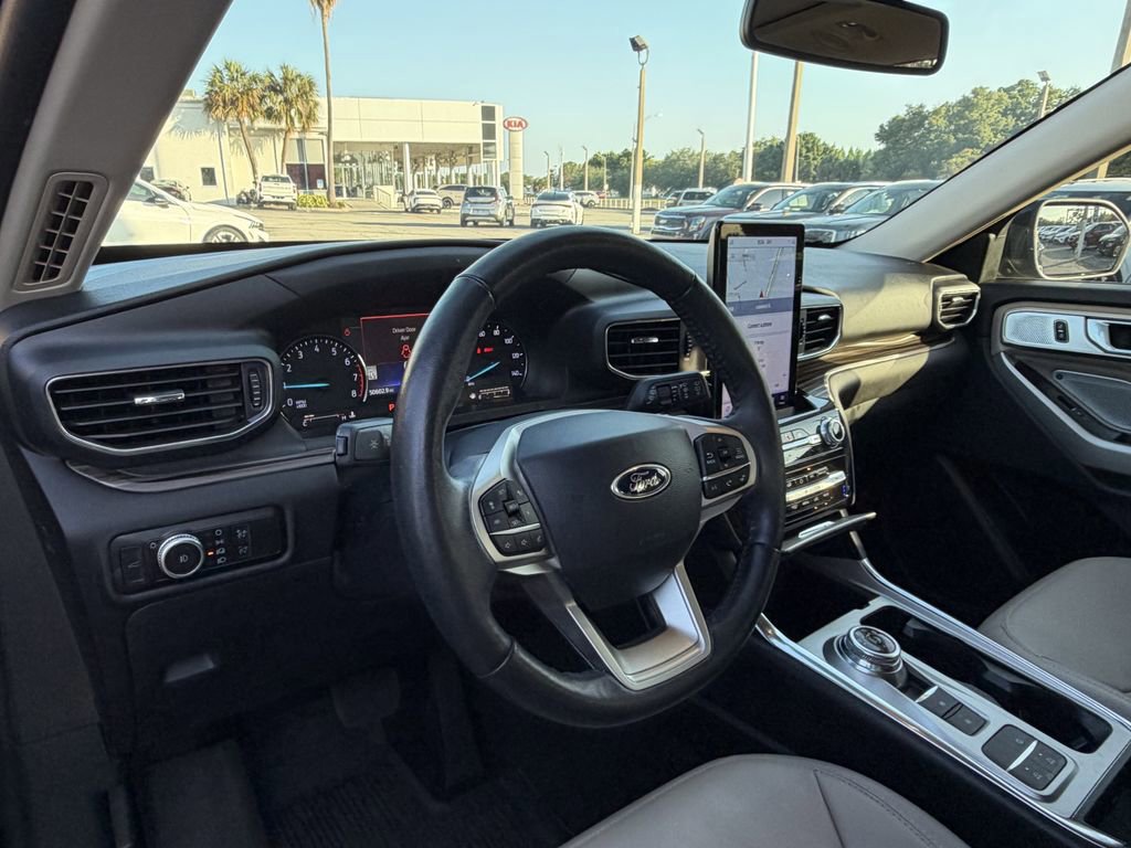 Used 2022 Ford Explorer Limited w/ Limited Technology Package RWD image 18