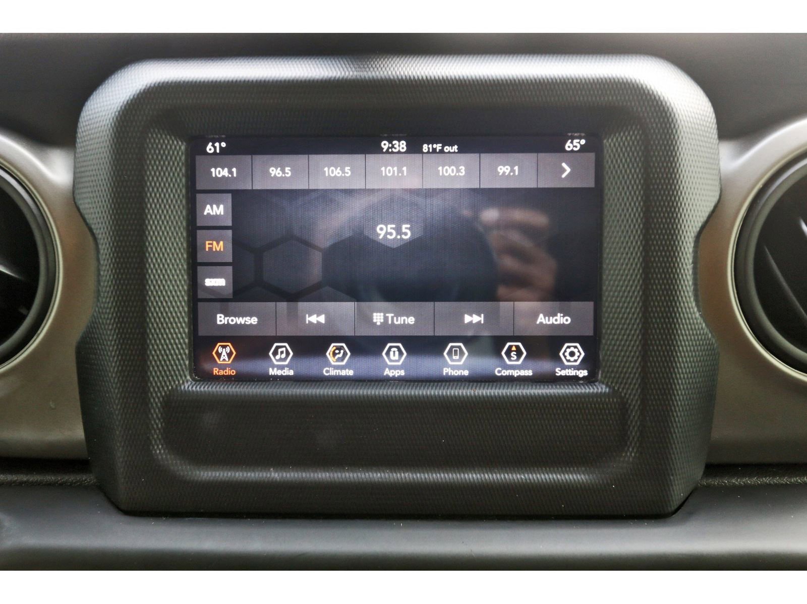 Used 2018 Jeep Wrangler Unlimited Sport S image 23