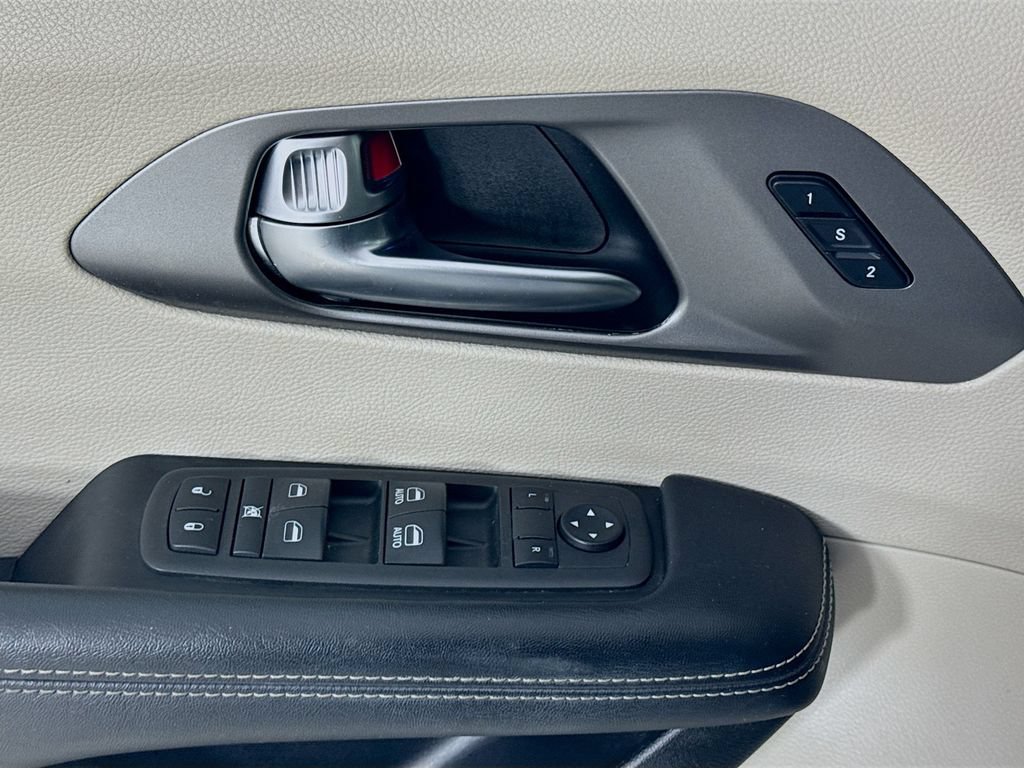 Used 2022 Chrysler Pacifica Touring-L FWD image 21
