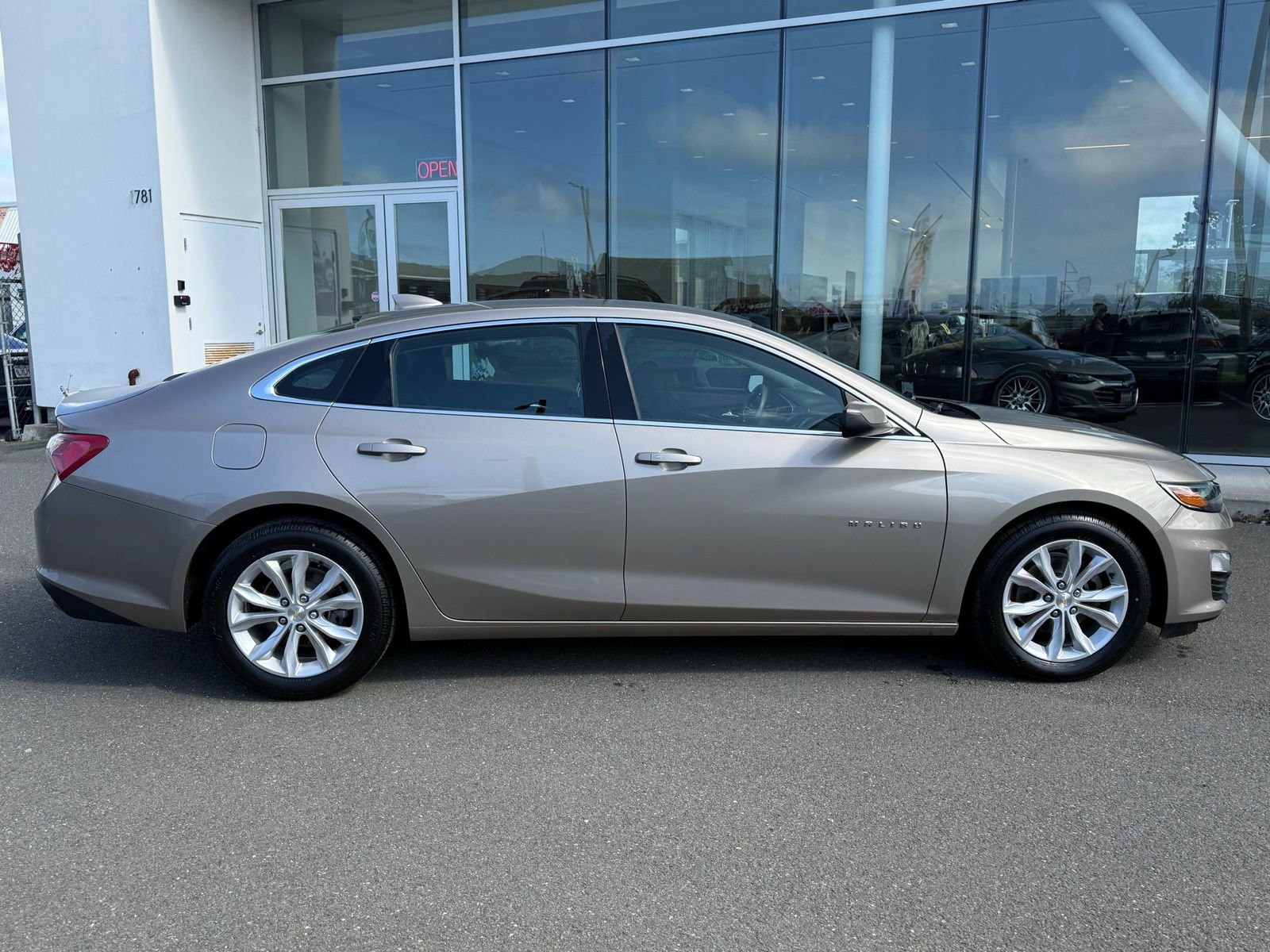 Used 2022 Chevrolet Malibu LT image 9