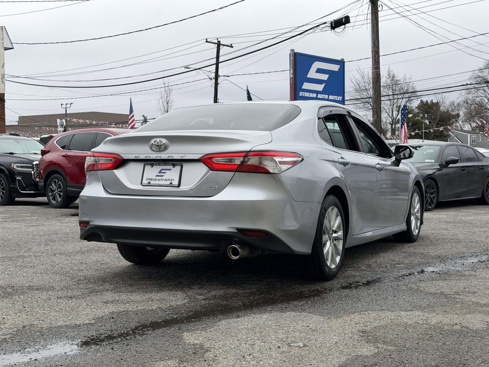 Used 2018 Toyota Camry LE image 9