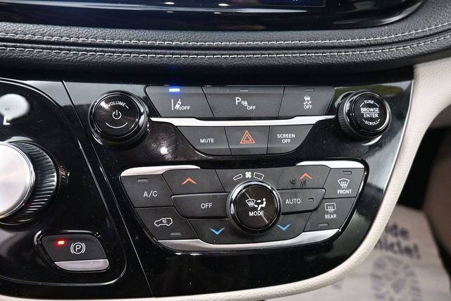 Used 2023 Chrysler Pacifica Touring-L FWD image 21
