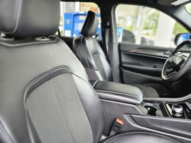 Used 2025 Jeep Grand Cherokee Altitude image 14