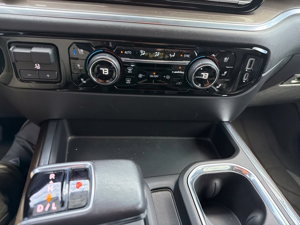 Used 2022 Chevrolet Silverado 1500 High Country w/ High Country Premium Package AWD/4WD image 3