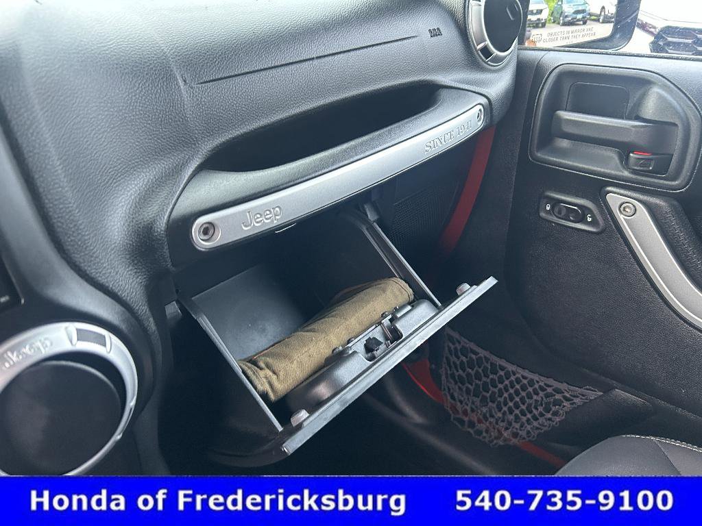 Used 2014 Jeep Wrangler Unlimited Sahara w/ Connectivity Group AWD/4WD image 21