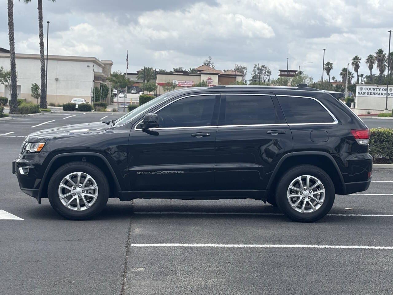 Used 2021 Jeep Grand Cherokee Laredo RWD image 4