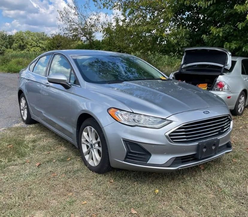 Used 2020 Ford Fusion SE image 3