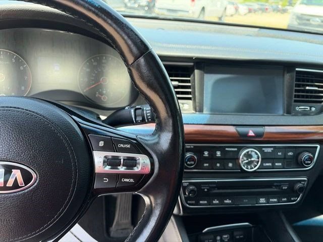 Used 2017 Kia Cadenza Premium w/ Luxury Package FWD image 18