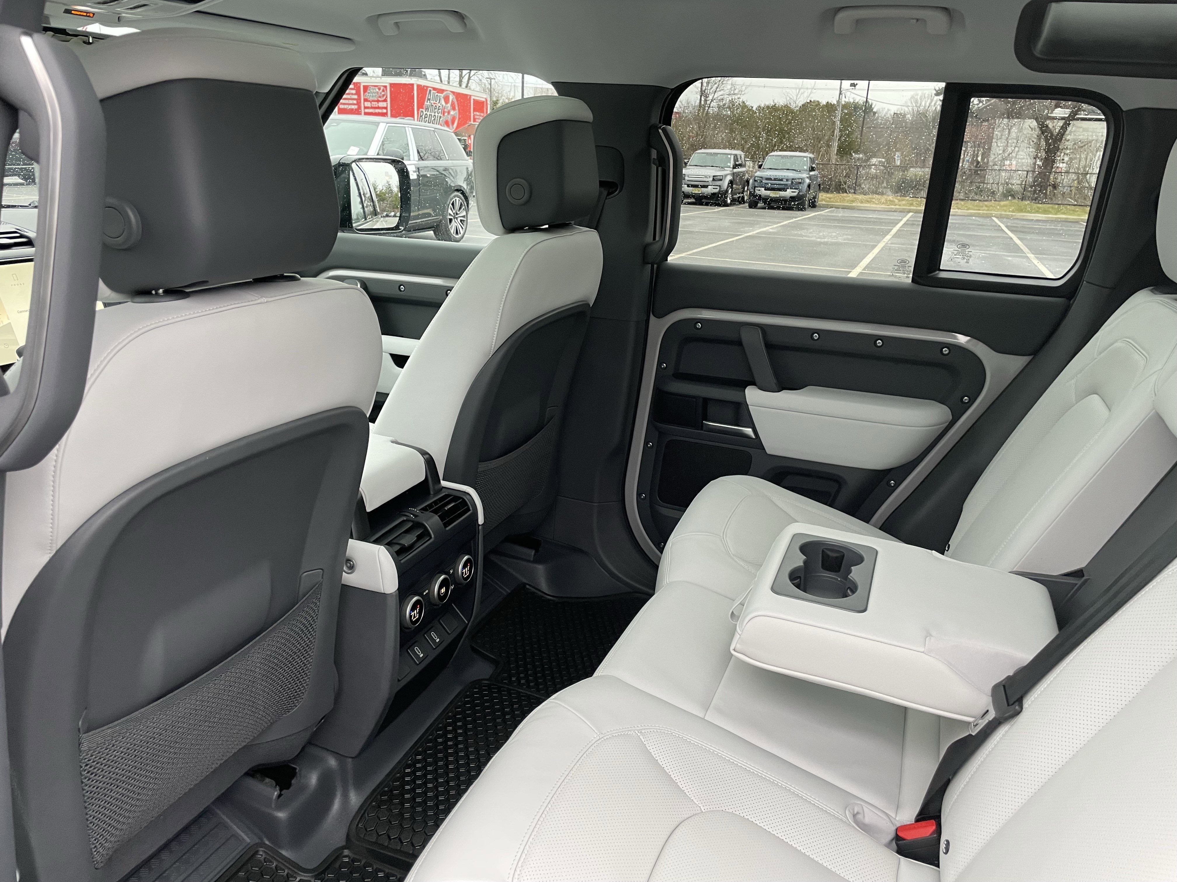 New 2026 Land Rover Defender 110 X-Dynamic SE image 30