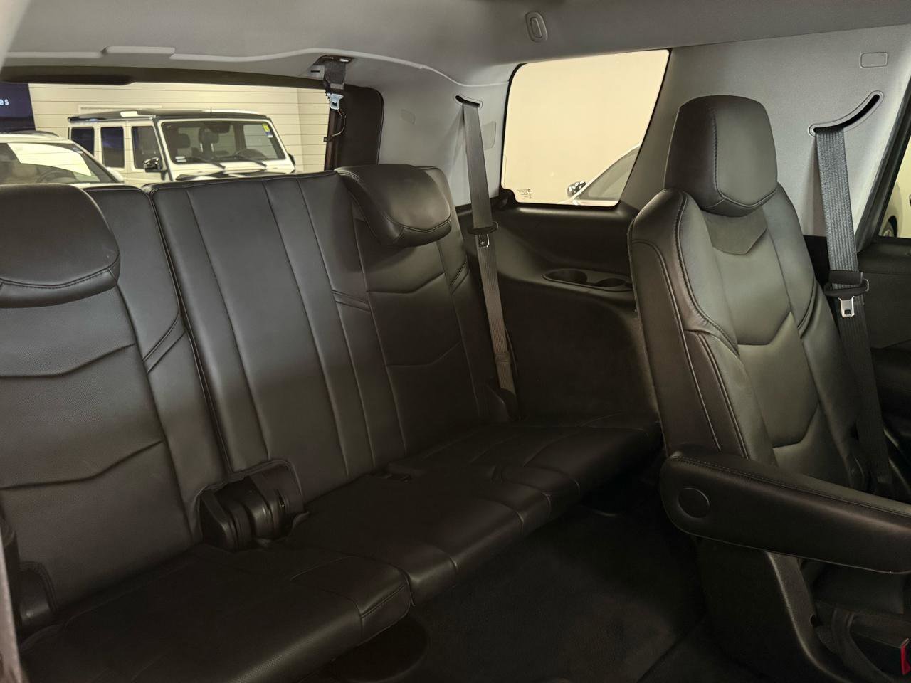 Used 2018 Cadillac Escalade Luxury AWD/4WD image 16