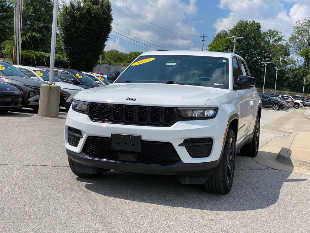 Used 2023 Jeep Grand Cherokee Altitude AWD/4WD image 3