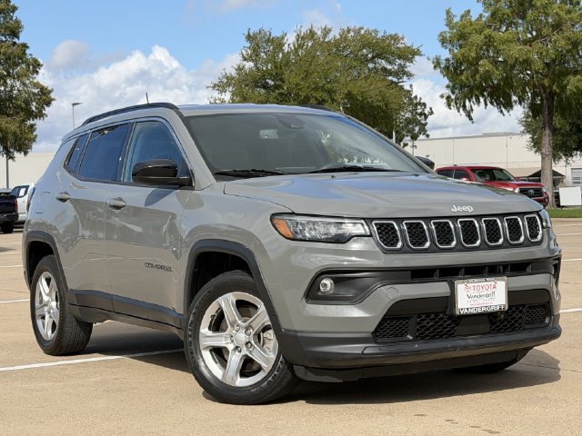 Used 2023 Jeep Compass Latitude w/ Convenience Group AWD/4WD image 2