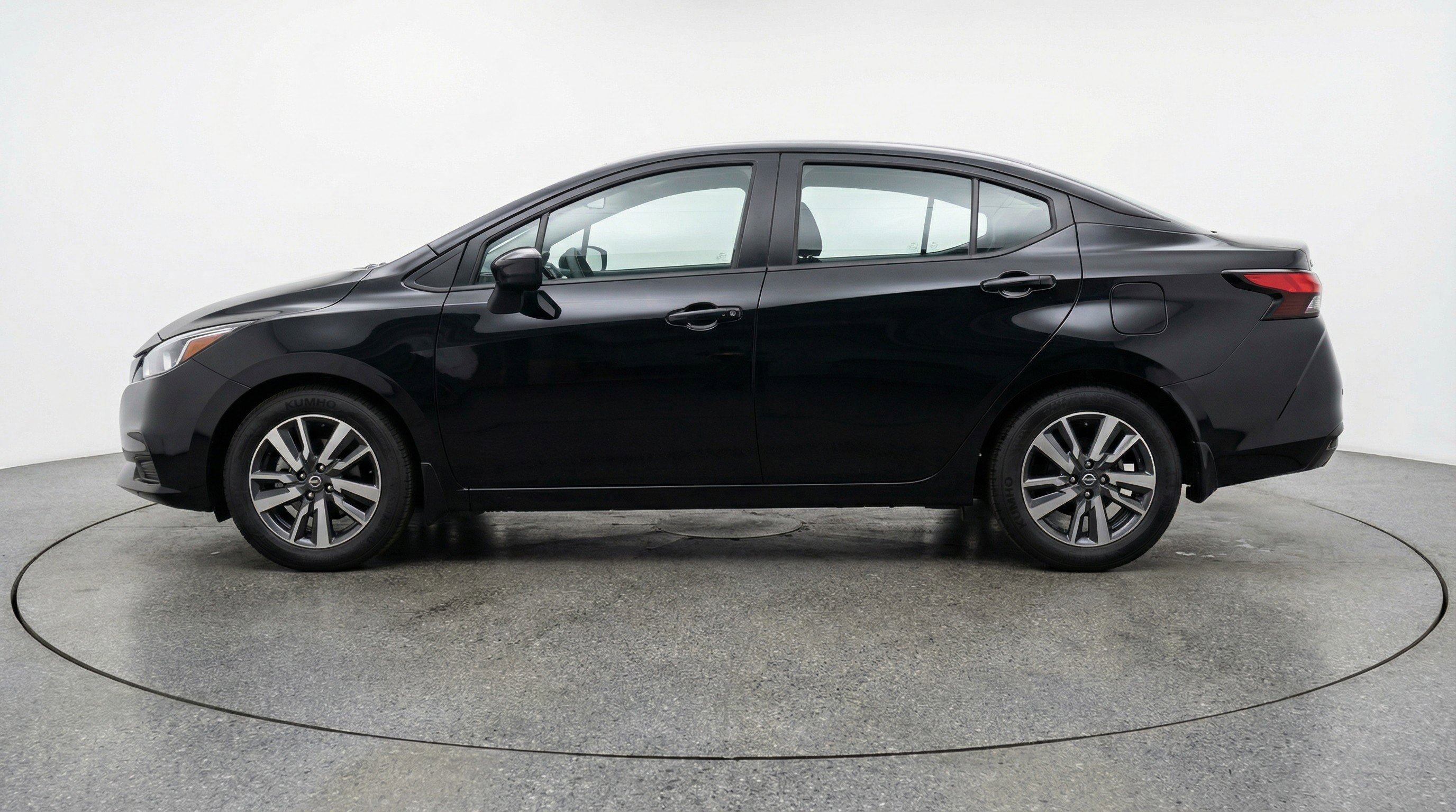 Used 2025 Nissan Versa SV image 5