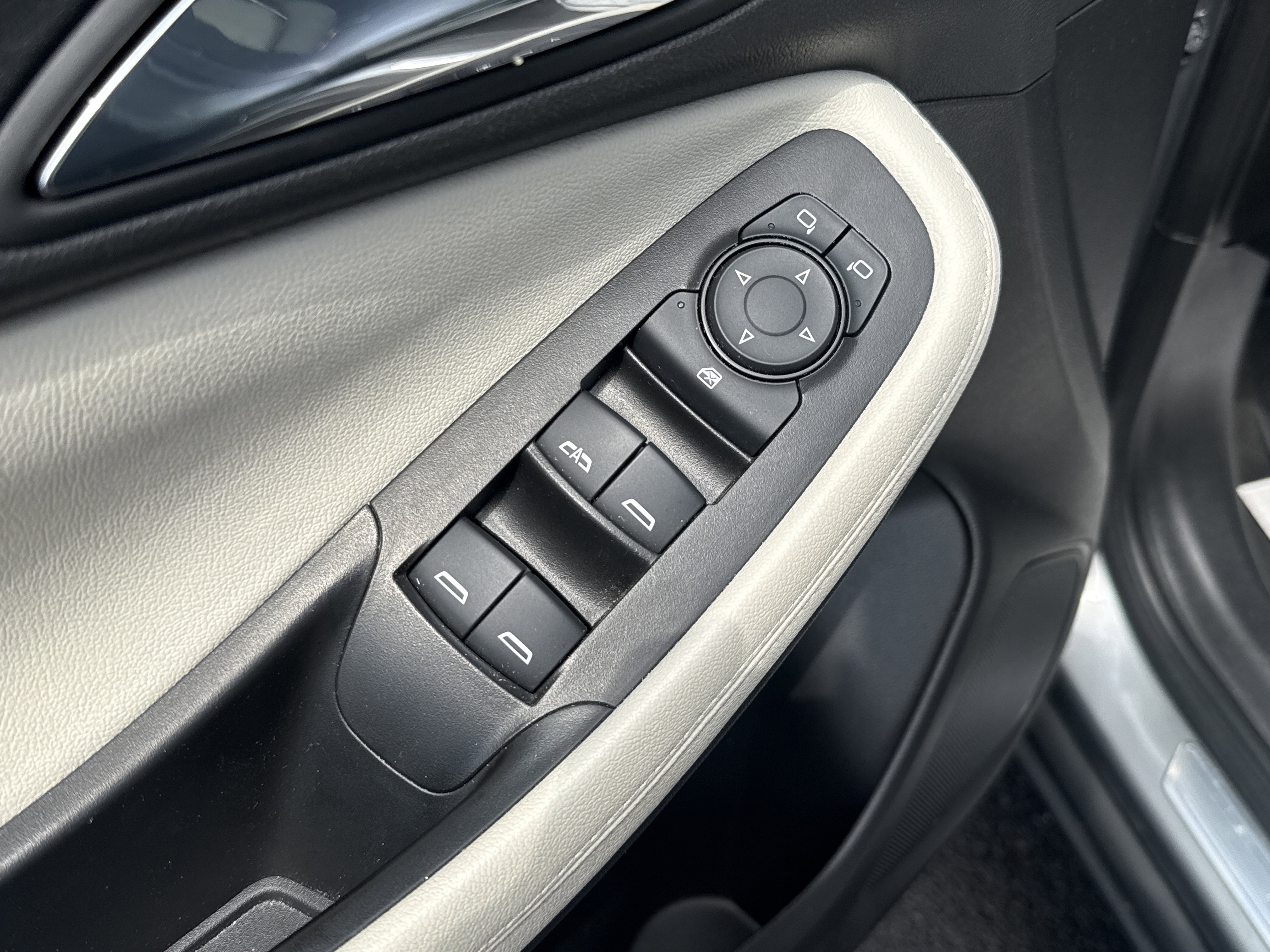 Used 2023 Buick Encore GX Preferred w/ Cold Weather Comfort Package FWD image 17