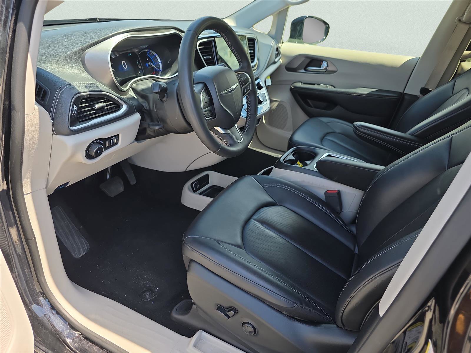 Used 2024 Chrysler Pacifica Select image 31