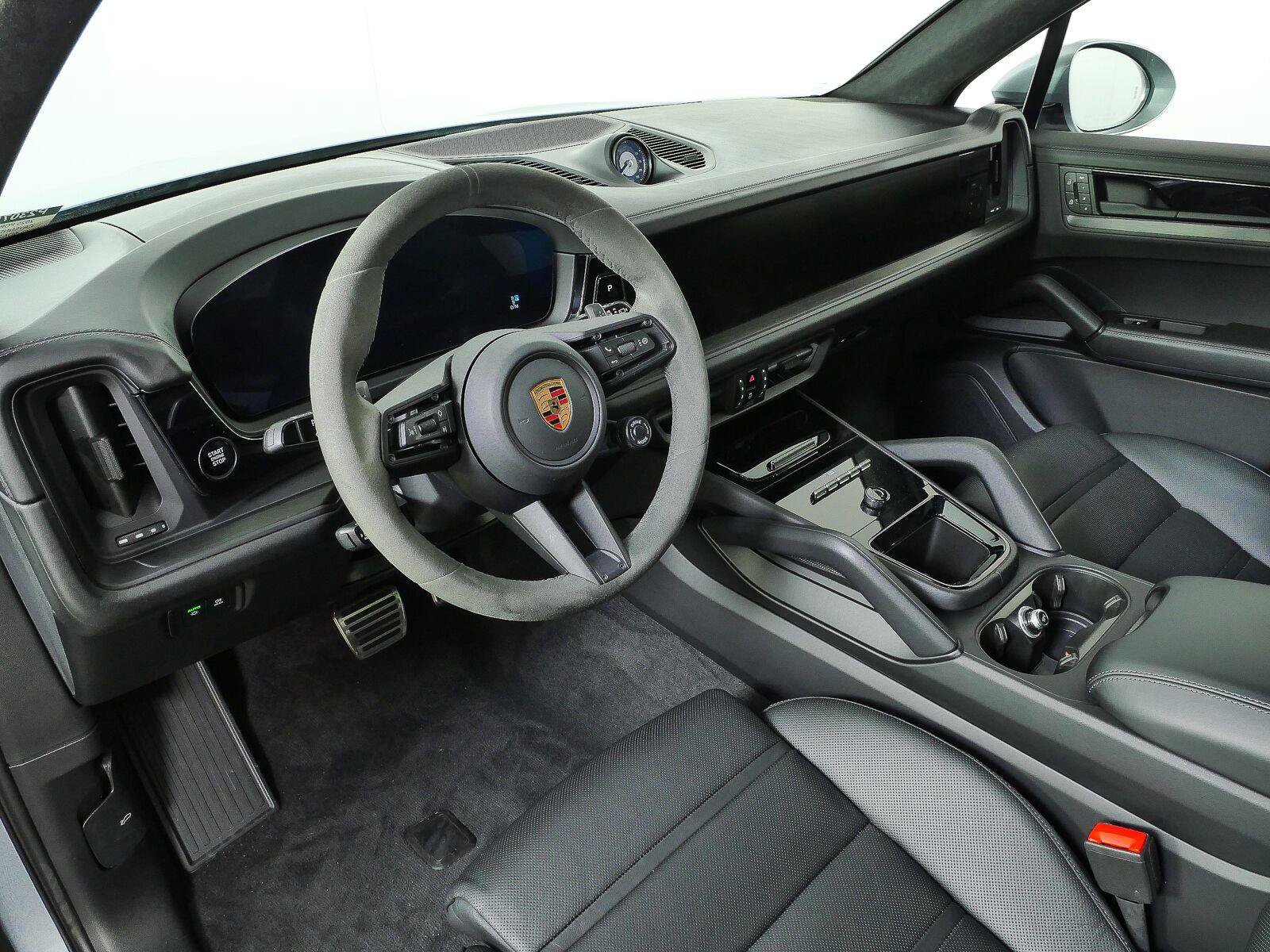 Certified 2025 Porsche Cayenne GTS AWD/4WD image 4