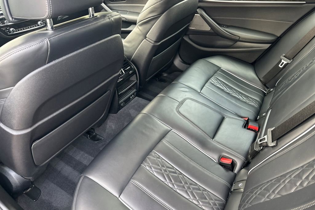 Used 2022 BMW M550i xDrive M550i xDrive w/ Dynamic Handling Package image 12