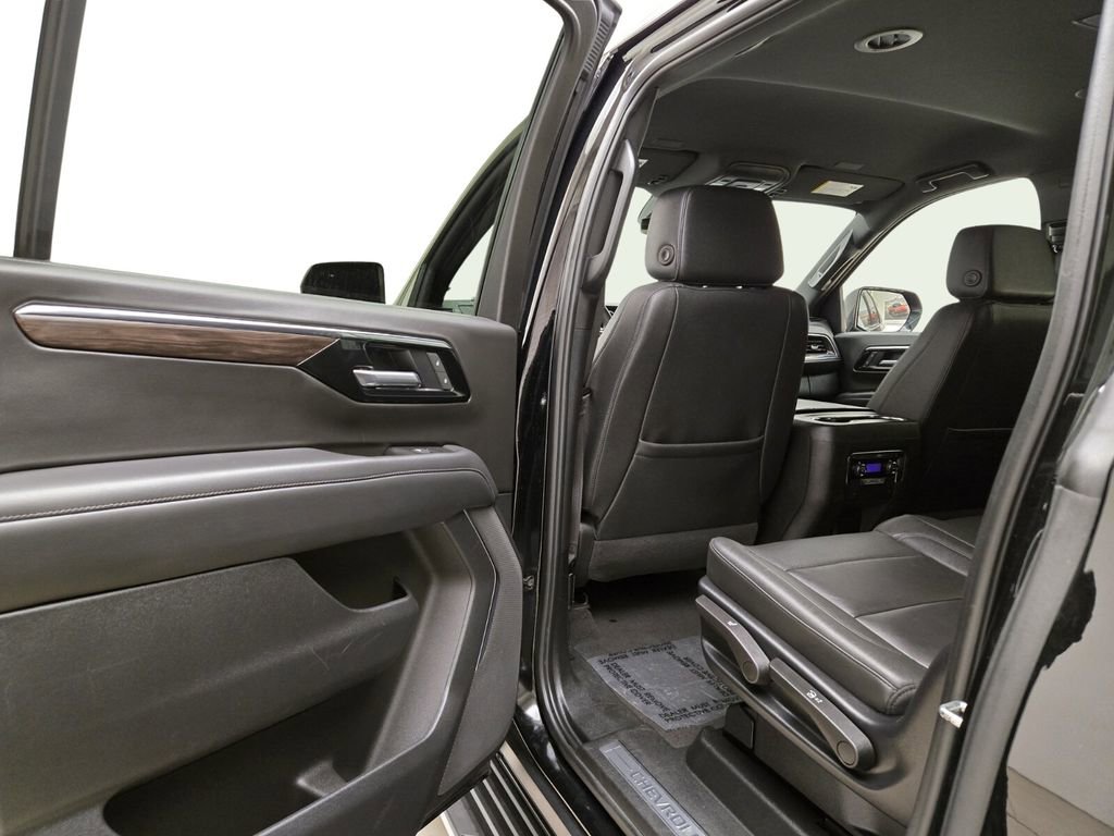 Used 2025 Chevrolet Suburban LT AWD/4WD image 18