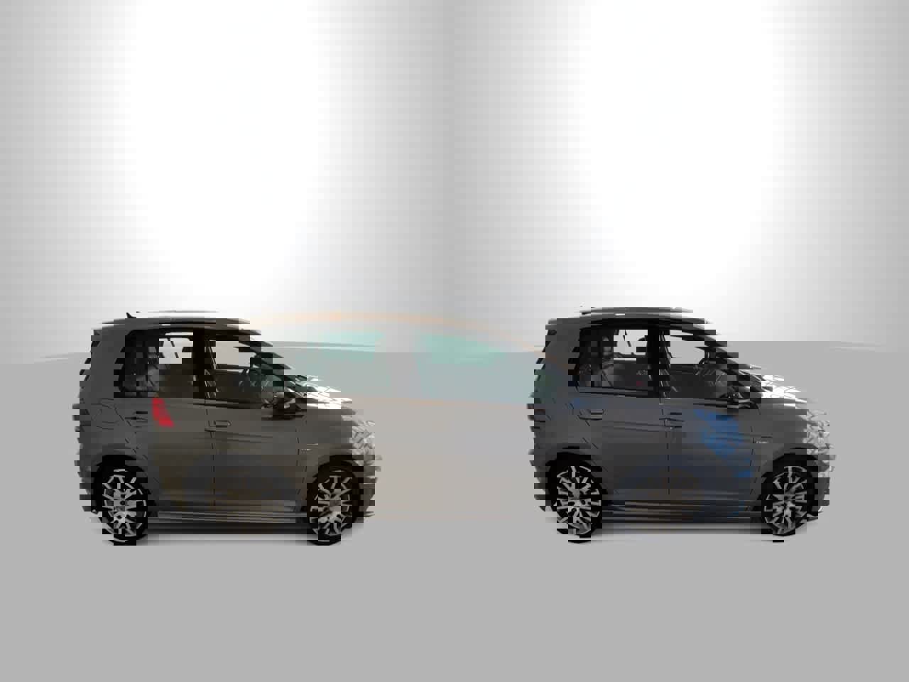 Used 2016 Volkswagen Golf R 4-Door image 9