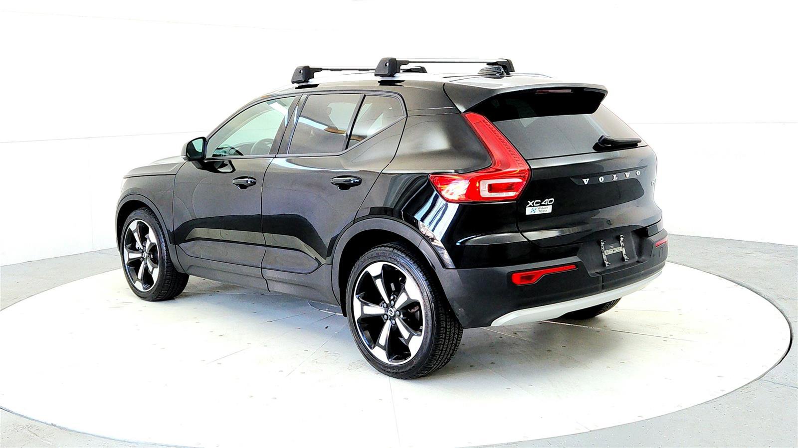 Used 2021 Volvo XC40 T5 Momentum w/ Premium Package image 4