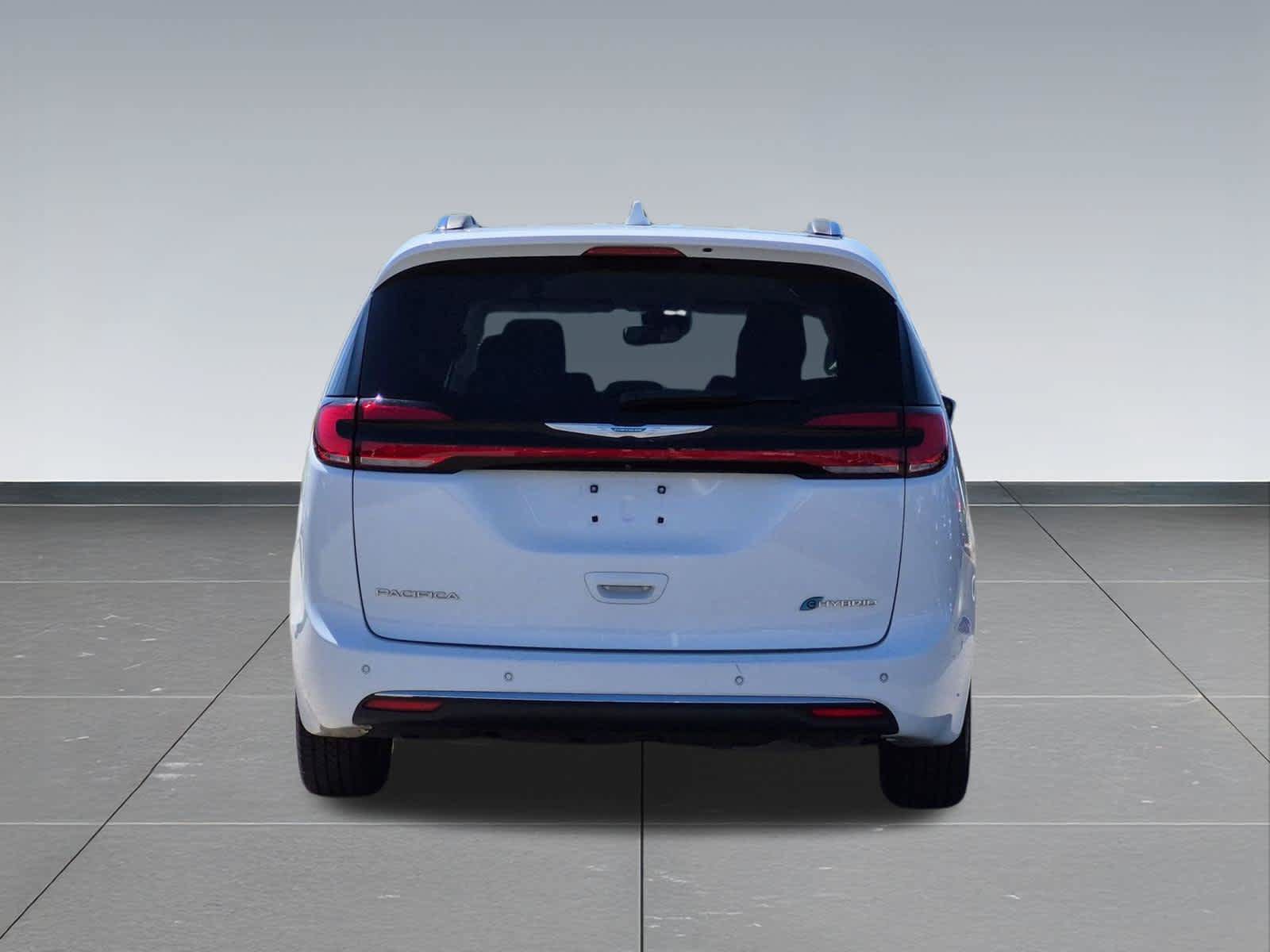 Used 2021 Chrysler Pacifica Touring-L FWD image 4