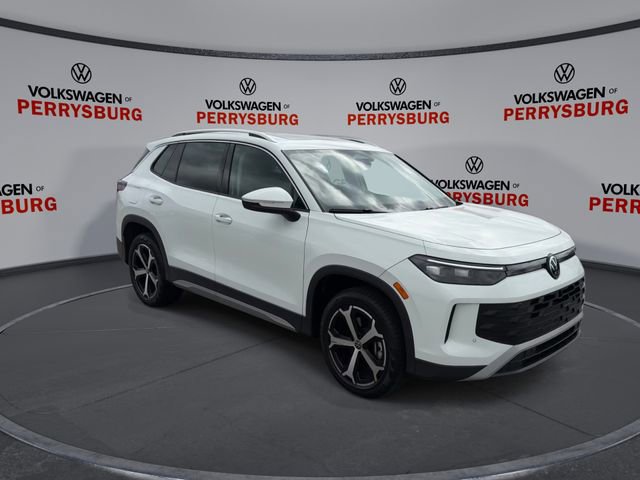 Certified 2025 Volkswagen Tiguan SE image 2