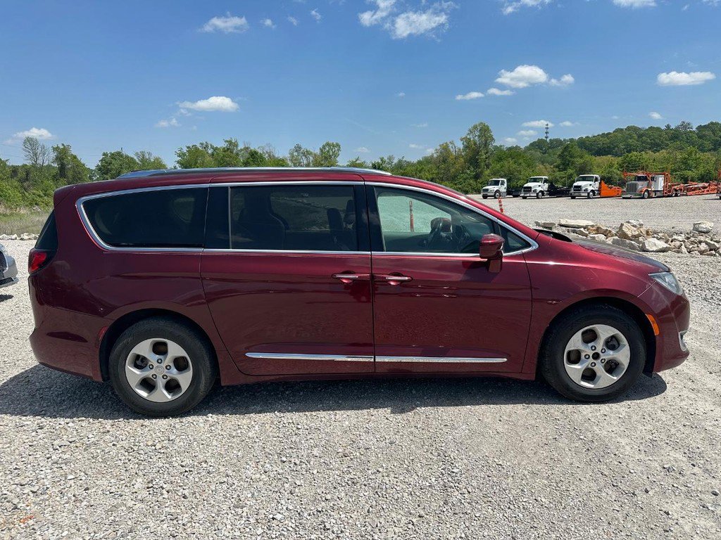 Used 2017 Chrysler Pacifica Touring-L Plus FWD image 2