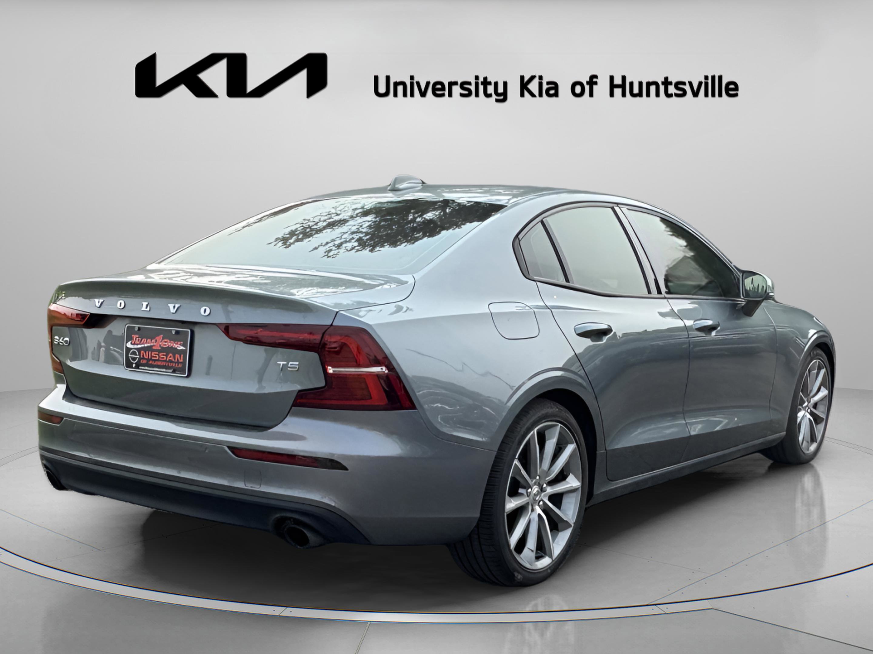 Used 2019 Volvo S60 T5 Momentum w/ Premium Package FWD image 9