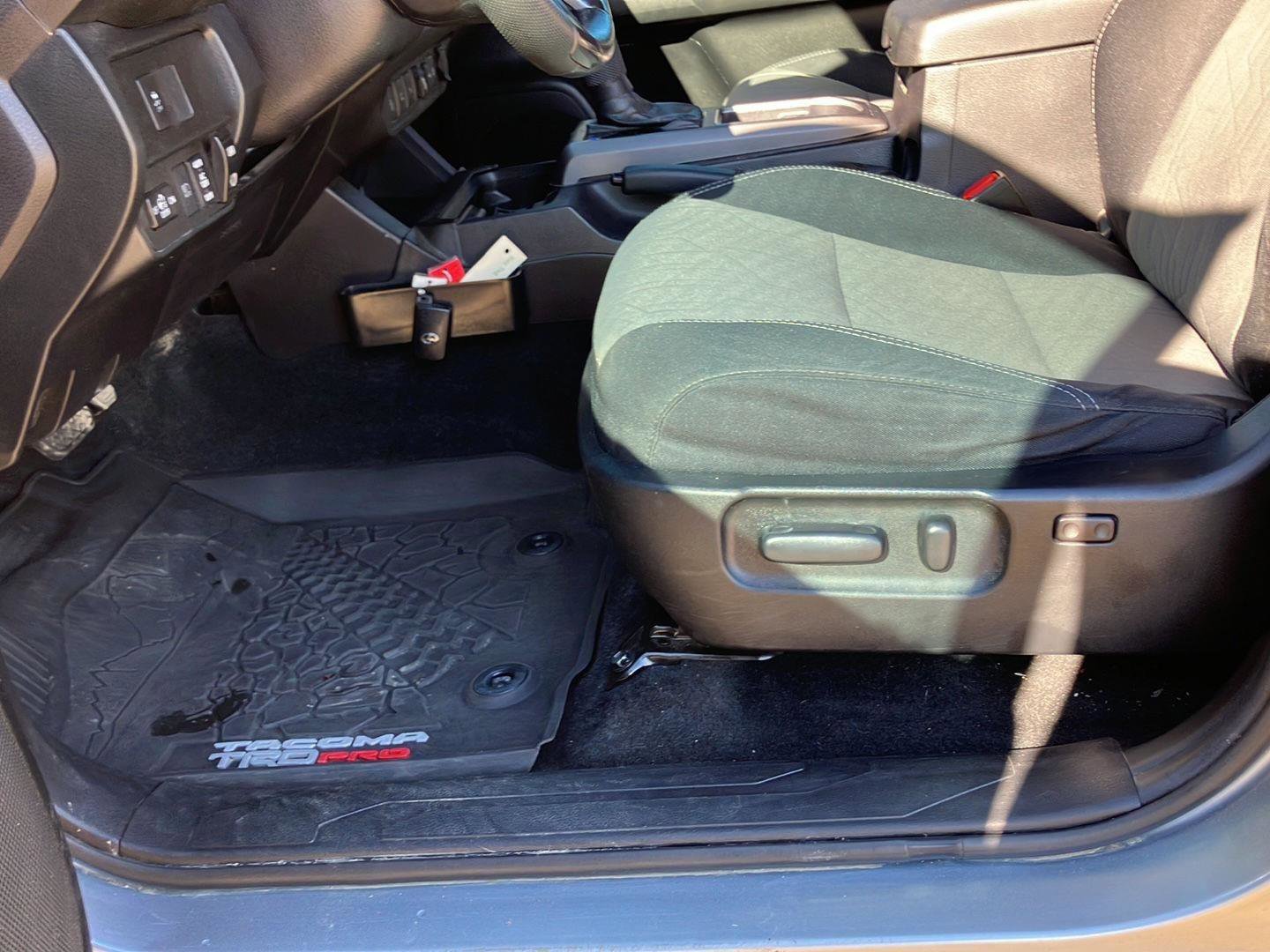 Used 2022 Toyota Tacoma TRD Off-Road w/ Technology Package image 32