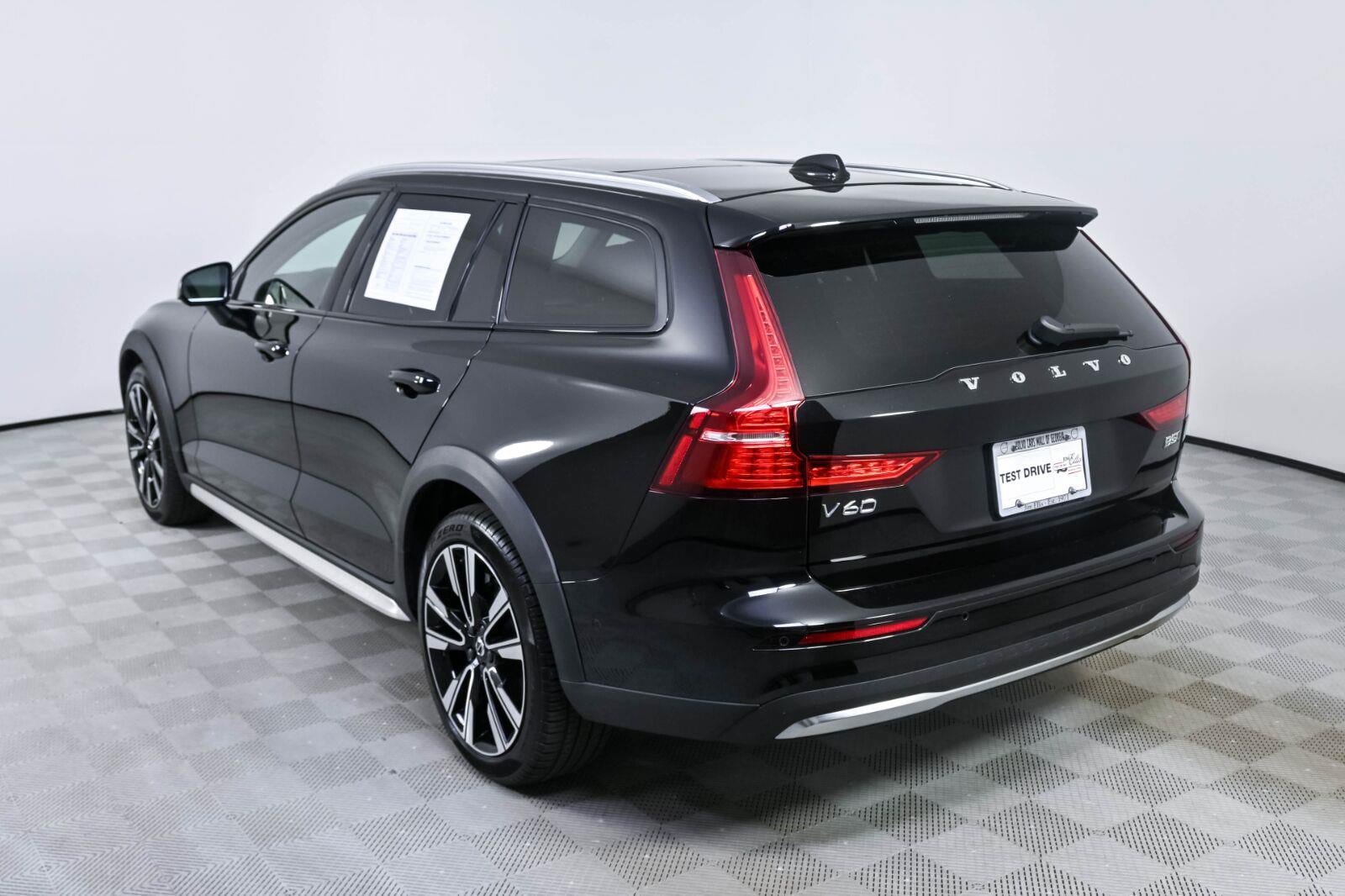 Certified 2025 Volvo V60 B5 Cross Country Ultra AWD/4WD image 3