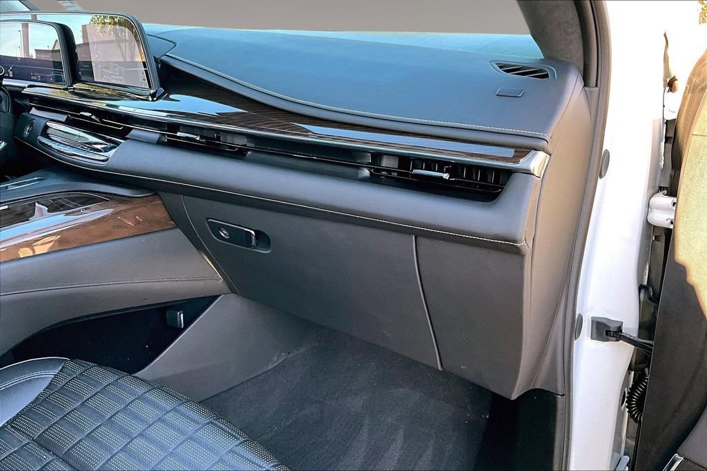 Used 2023 Cadillac Escalade ESV Sport Platinum w/ LPO, ONYX Package AWD/4WD image 16