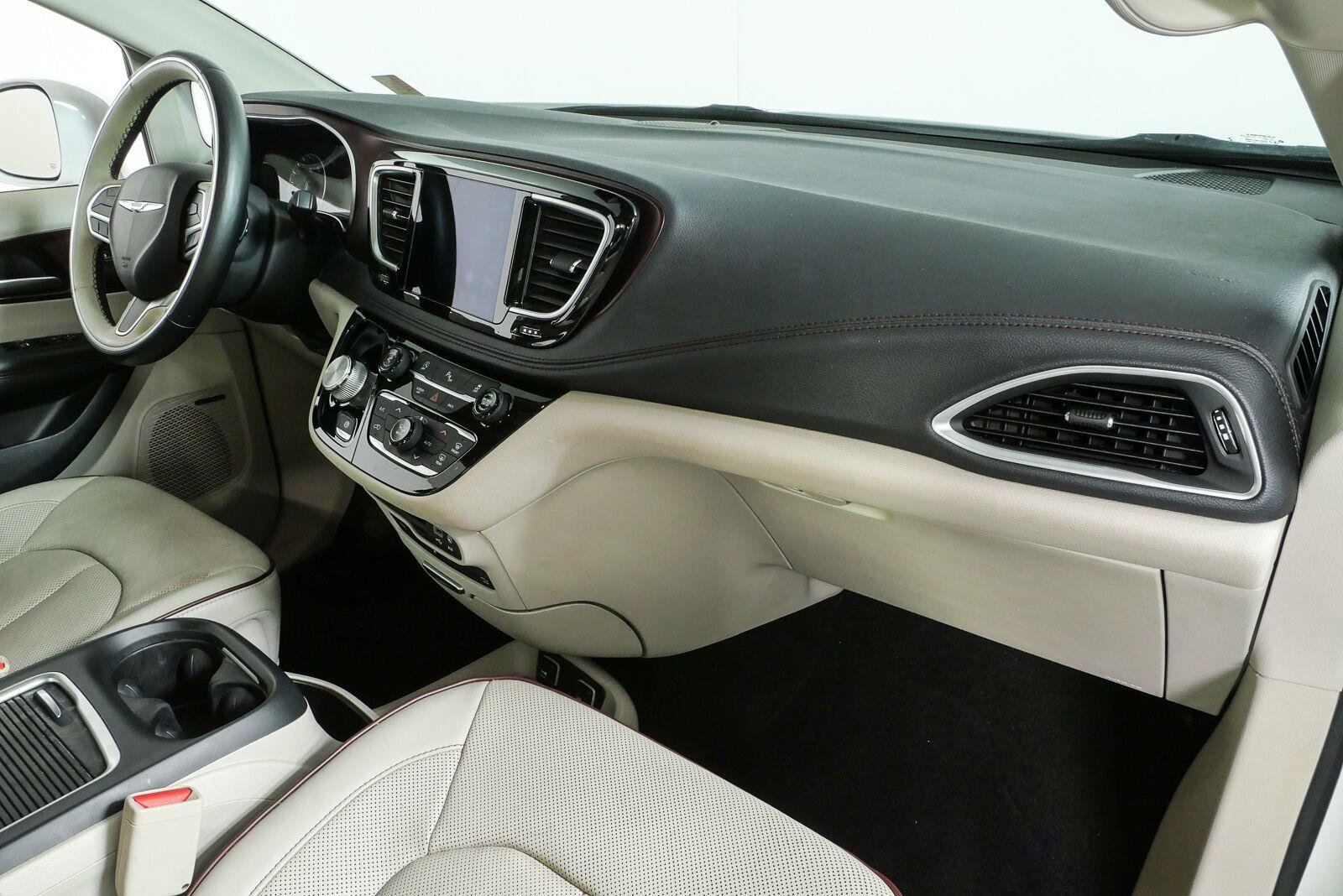 Used 2017 Chrysler Pacifica Limited FWD image 24